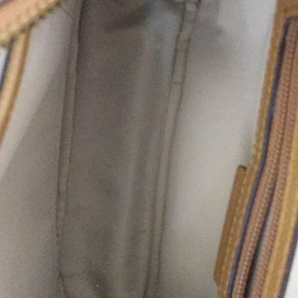 Michael Kors Crossbody Bag. - Picture 4 of 7